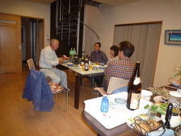ふぐ鍋を囲んでお酒が進みます