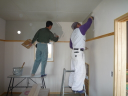 珪藻土塗り作業中